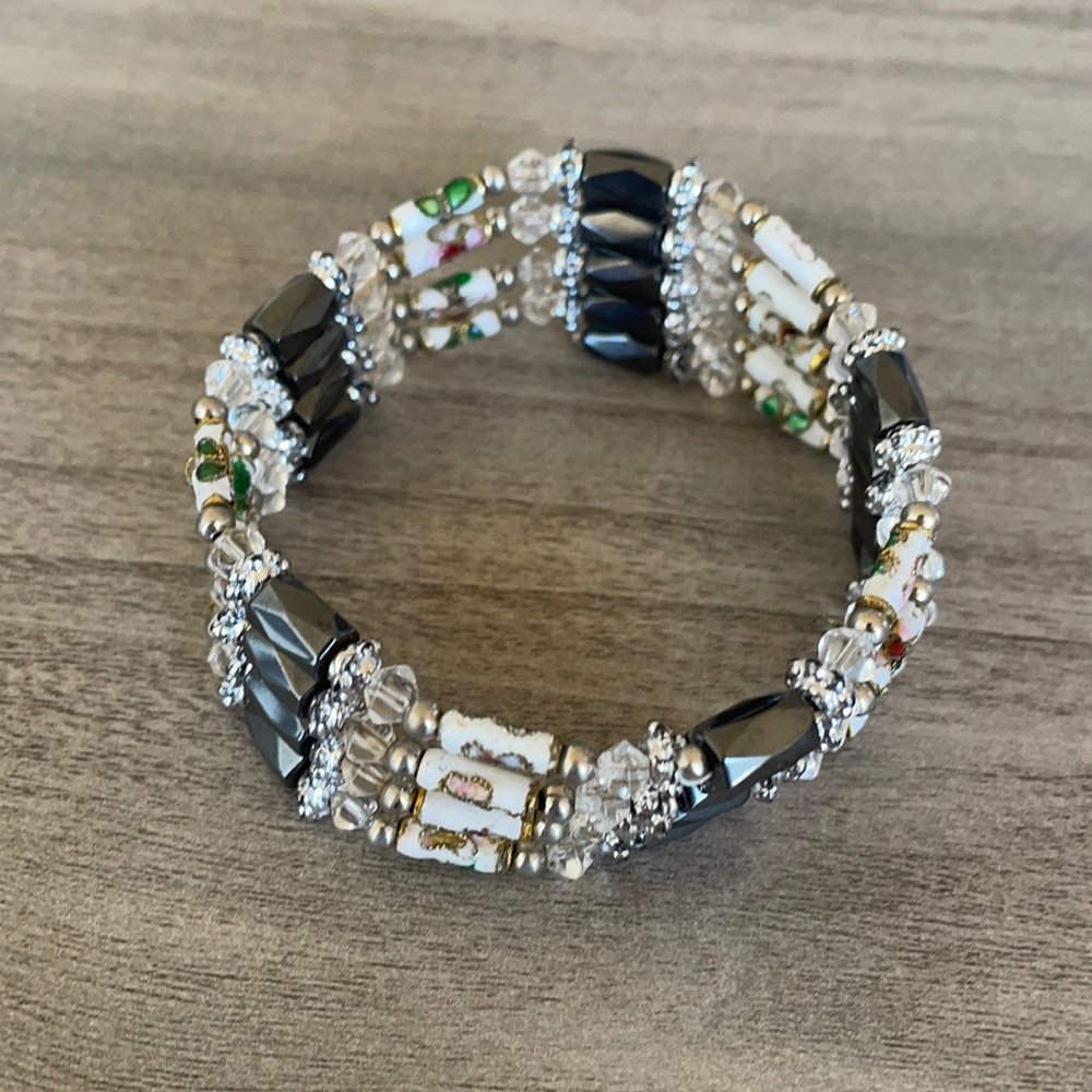 Magnetic necklace or bracelets